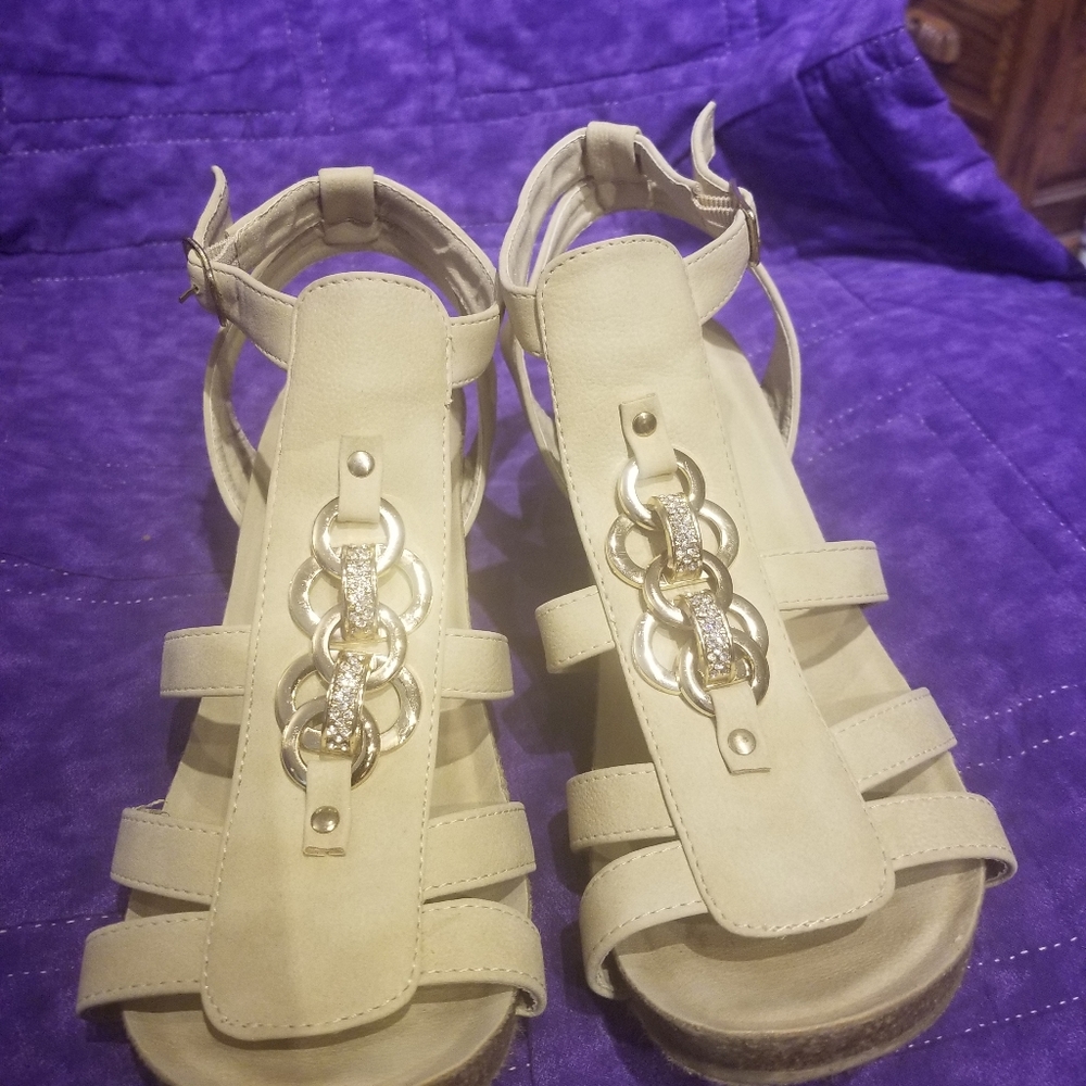 Beige strap sandals with gold decorations